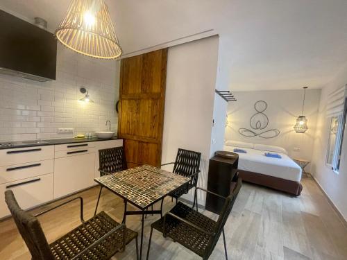 Ένα ή περισσότερα κρεβάτια σε δωμάτιο στο ESTUDIO CON JACCUZI Y SAUNA montaña y playa