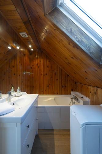 une salle de bain avec un lavabo et une baignoire dans l'établissement RIESLING - Vue imprenable sur le vignoble - rénové récemment - parking gratuit, à Riquewihr