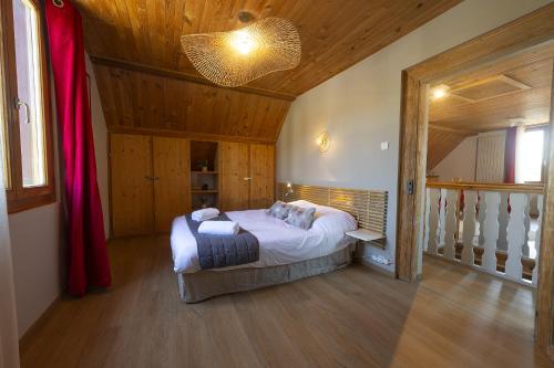 une chambre avec un lit et un rideau rouge dans l'établissement RIESLING - Vue imprenable sur le vignoble - rénové récemment - parking gratuit, à Riquewihr