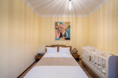 Una cama o camas en una habitación de Jean Chardin Dilijan