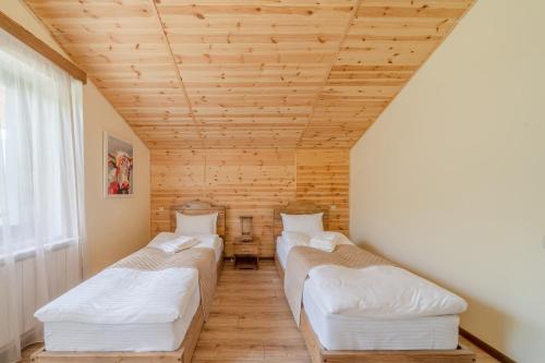 Una cama o camas en una habitación de Jean Chardin Dilijan