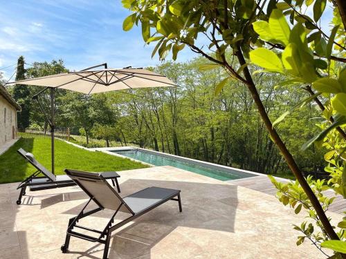 un patio avec deux chaises et un parasol à côté d'une piscine dans l'établissement Domaine sur les coteaux de Loupiac, à Loupiac-de-Cadillac