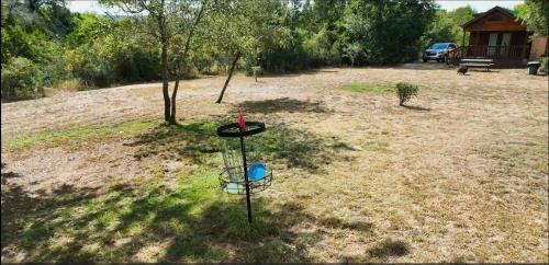 a frisbee golf basket in the middle of a yard at MeMaws Country Cabin in Pipe Creek