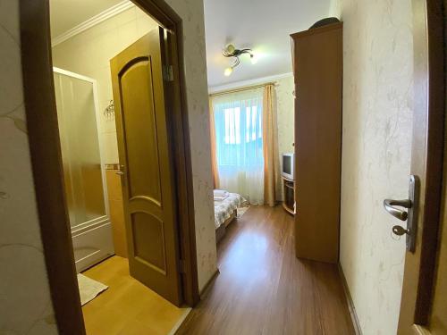 Ein Badezimmer in der Unterkunft садиба В ГОРАХ у Аліни