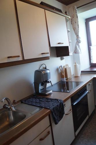Ferienwohnung KaFaHofにあるキッチンまたは簡易キッチン
