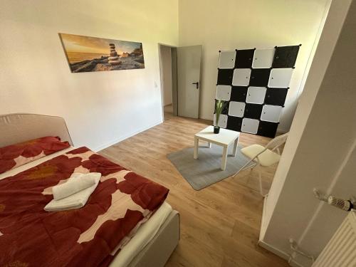 a bedroom with a bed and a checkered wall at Appartement for Rent 03 in Pattensen