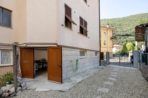 a building with an open door in a courtyard at Il Borgo Incantato con garage in Finale Ligure