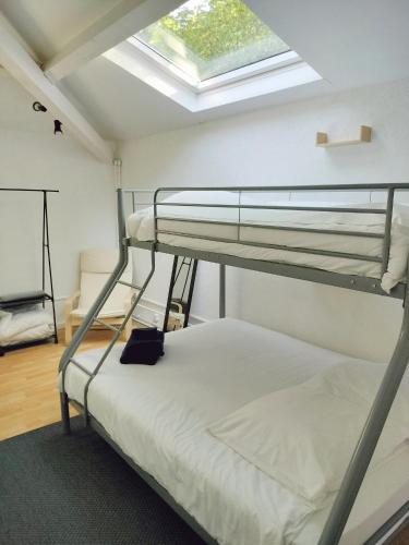- une chambre avec 2 lits superposés et une lucarne dans l'établissement L'Orangerie 14 personnes, à Lempaut