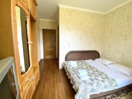 Ein Bett oder Betten in einem Zimmer der Unterkunft садиба В ГОРАХ у Аліни