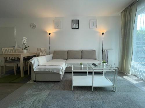 un salon avec un canapé et une table dans l'établissement Lovely apartment near to Paris, à Créteil