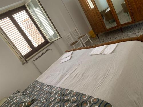 a bedroom with a large bed with two white towels at Bed & Breakfast StudioArcodia- in San Marco dʼAlunzio