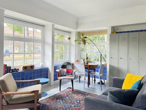 Apartment in former Bathhouse. Free Parking