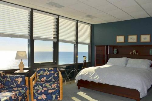 Una cama o camas en una habitación de Stunning Ocean-Front Penthouse 1800sf 3BR 2BA 7Bed at Regency Tower