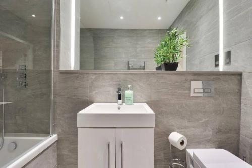 Un baño con lavabo, inodoro y bañera. en Luxury Flat 1 Bedroom Flat I Working Professionals & Contractors I Flat 86, en Saint Albans
