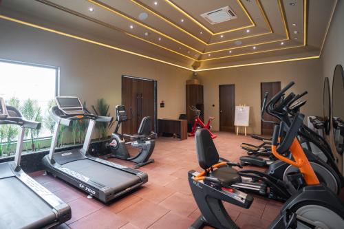 Fitness centrum a/nebo fitness zařízení v ubytování Treat Resort Silvassa