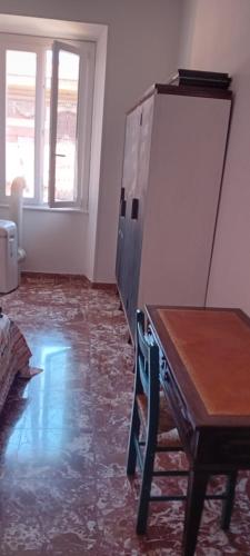 una stanza vuota con un tavolo di legno e un tavolo sidx sidx di Cosy Apartment - 5 Minutes Walk from Colosseum a Roma