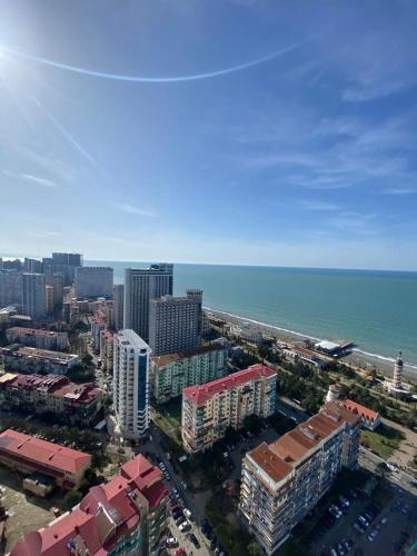 eine Luftansicht einer Stadt mit Meerblick in der Unterkunft Семейный люкс на первой линии in Batumi
