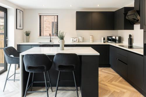 Luxury 4BDR House By Torr Property Group Contractors Accommodation With Free Gated Secure Parking & Private Patio Garden Liverpool photo 7