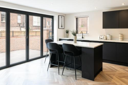 Luxury 4BDR House By Torr Property Group Contractors Accommodation With Free Gated Secure Parking & Private Patio Garden Liverpool photo 16
