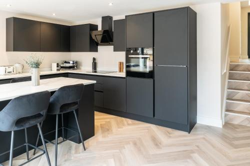 Luxury 4BDR House By Torr Property Group Contractors Accommodation With Free Gated Secure Parking & Private Patio Garden Liverpool photo 17