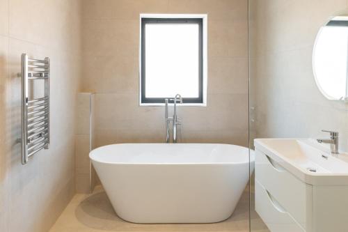 Luxury 4BDR House By Torr Property Group Contractors Accommodation With Free Gated Secure Parking & Private Patio Garden Liverpool photo 46