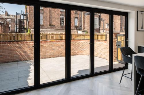 Luxury 4BDR House By Torr Property Group Contractors Accommodation With Free Gated Secure Parking & Private Patio Garden Liverpool photo 19