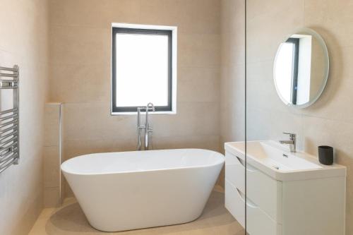 Luxury 4BDR House By Torr Property Group Contractors Accommodation With Free Gated Secure Parking & Private Patio Garden Liverpool photo 48