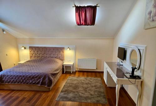 Postel nebo postele na pokoji v ubytování Helen Hotel