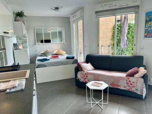 Joli studio climatisé avec Jardin dans résidence avec piscine