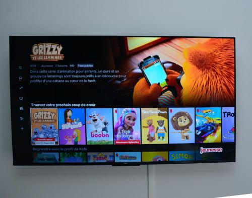 a television screen with a bunch of video games at Gîtes Amour de Provence in Châteaurenard