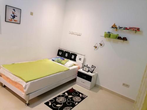 Una cama o camas en una habitación de R'hach alhoceima