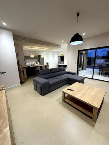 un salon avec un canapé et une table basse dans l'établissement Villa Saint Quentin La Poterie, à Saint-Quentin-la-Poterie