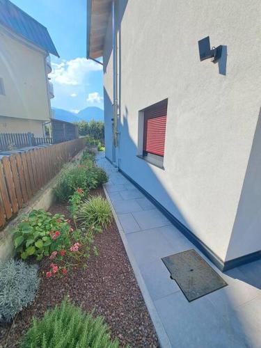 a walkway next to a building with a window at Esther house monolocale in Terlano