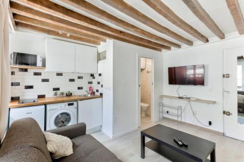 un salon avec un canapé et une table dans l'établissement Studio 5mn walk from Oberkampf metro station, à Paris