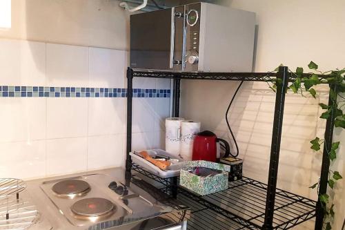 une cuisine avec une cuisinière et une étagère dans une cuisine dans l'établissement Near Eiffel Tower - Paris, à Paris