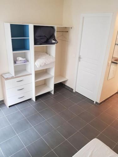 Cette chambre dispose d'armoires blanches et de carrelage. dans l'établissement Near Eiffel Tower - Paris, à Paris