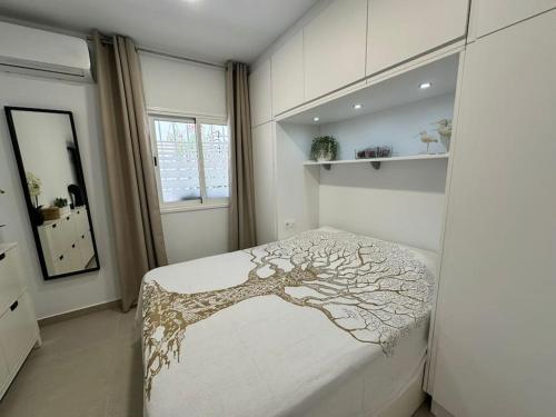 Postel nebo postele na pokoji v ubytování New renovated appartment with beautiful view on cliffs and sea