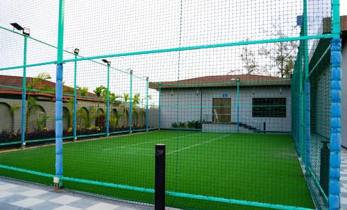 Tenis a/nebo squash v ubytování Treat Resort Silvassa nebo okolí