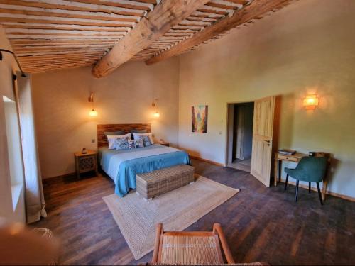 Una cama o camas en una habitación de Bastide des 7 Sœurs