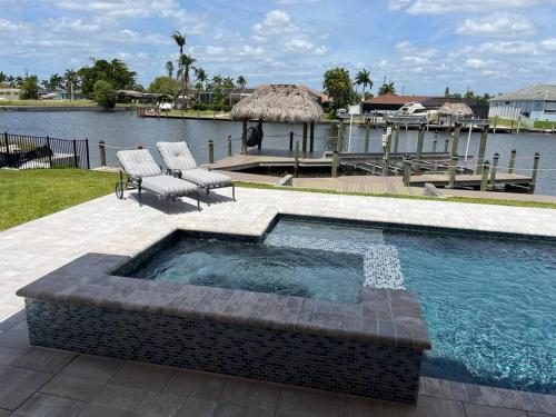 Piscina de la sau aproape de The Boat House, Direct Gulf Access, Pool and Spa Cape Coral