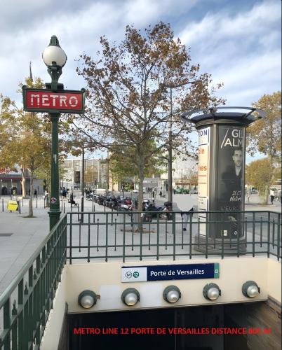 a sign for a metro line route de vespils defense at Charmant Studio climatisé Paris Expo Porte de Versailles - Dôme de Paris - proche des transports in Vanves