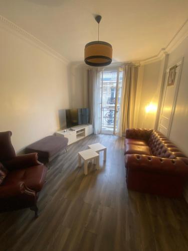 un salon avec deux canapés et une table dans l'établissement AG Immobilier 75, à Paris