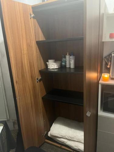 une petite armoire avec des serviettes et un micro-ondes dans l'établissement Chambre Arc Triomphe Champs Elysees, à Paris