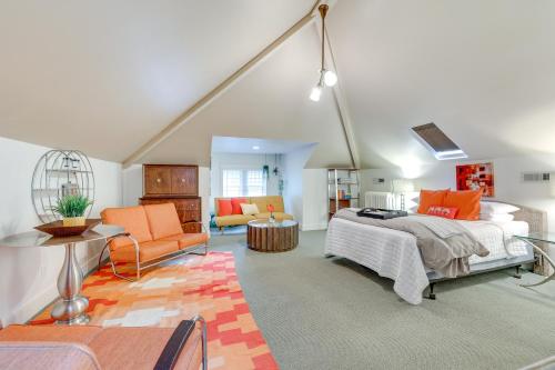 una camera da letto con un letto e un soggiorno di Central Boise Mansion Close to Dtwn, River and BSU! a Boise