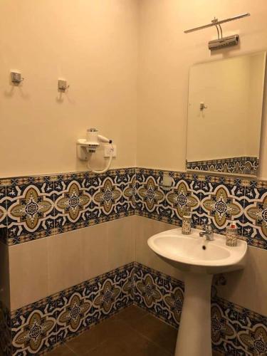 Delmar Residence في باكو: حمام مزود بحوض ومِرآة