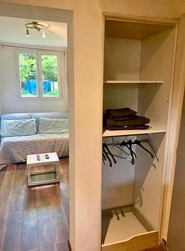 Cette chambre comprend un placard avec un lit. dans l'établissement Petit appartement idéal pour deux personnes, offrant une belle vue sur jardin, proche des commodités et à moins de 30 minutes de Paris en transport, à Chennevières-sur-Marne