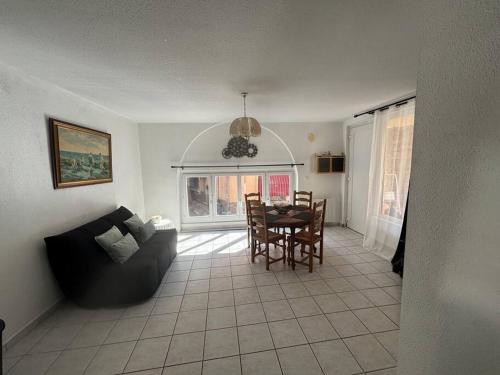 un salon avec un canapé et une table dans l'établissement Appartement 4 personnes à 100M de la plage, à Banyuls-sur-Mer
