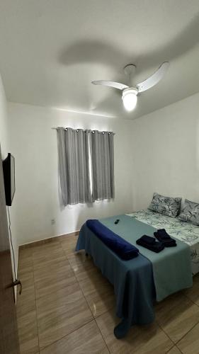 a bedroom with a bed and a ceiling fan at Casa Onda Azul 1 in Saquarema