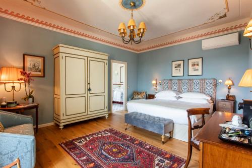 Postel nebo postele na pokoji v ubytování Palazzo Tiglio - A Small Luxury Hotels of the World