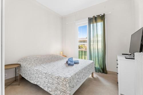 une chambre avec un lit, une télévision et une fenêtre dans l'établissement Nice & Cosy - Central Apartment, à Nice